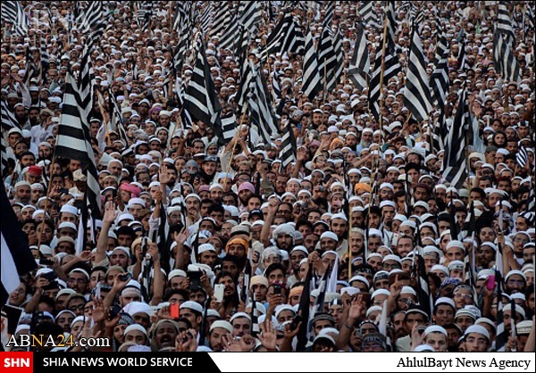 برافروختن آتش از سوی امام مسجد الحرام در پاکستان+ تصاویر