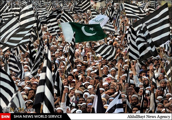 برافروختن آتش از سوی امام مسجد الحرام در پاکستان+ تصاویر