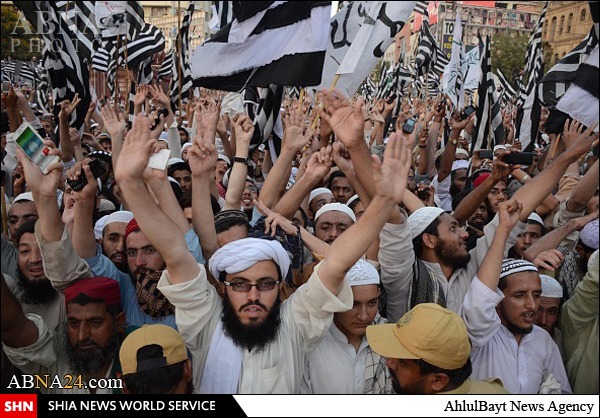 برافروختن آتش از سوی امام مسجد الحرام در پاکستان+ تصاویر