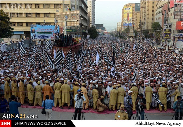 برافروختن آتش از سوی امام مسجد الحرام در پاکستان+ تصاویر