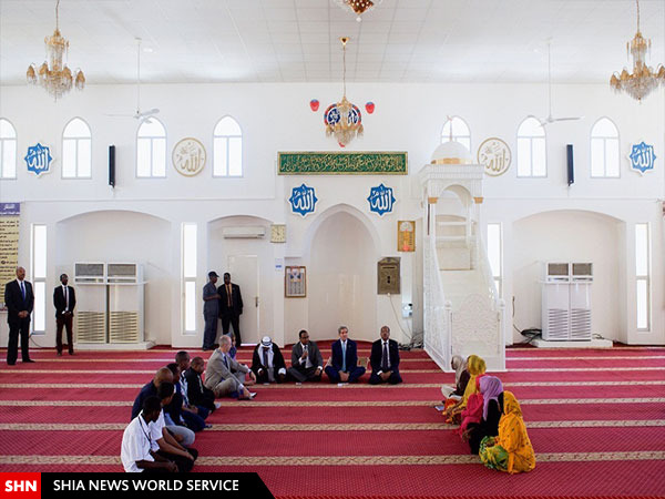 جان کری، بدون کفش در مسجد