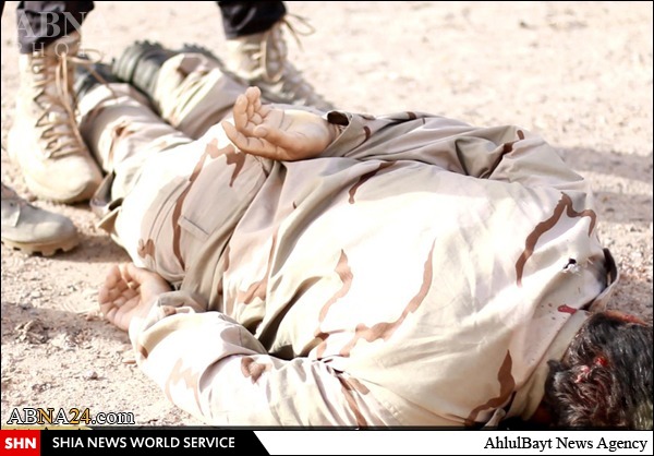 قربانی کردن نظامی کُرد در مراسم بیعت عشایر فلوجه‌ با داعش + تصاویر
