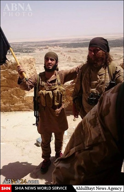 پرچم داعش پرچم بر فراز قلعه باستاني شهر تدمر