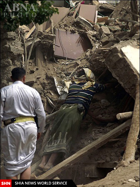 تلاش یمنی‌ها برای بیرون کشیدن اجساد از زیر آوارها/ تصاویر
