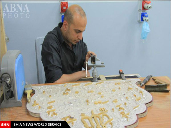 انجام مراحل پایانی ساخت درب ضریح جدید حرم حضرت عباس(ع) / تصاویر