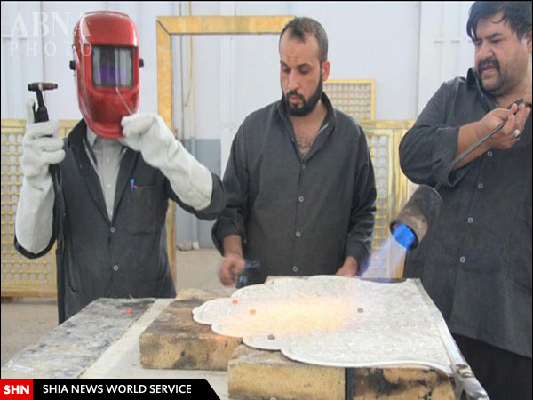 انجام مراحل پایانی ساخت درب ضریح جدید حرم حضرت عباس(ع) / تصاویر