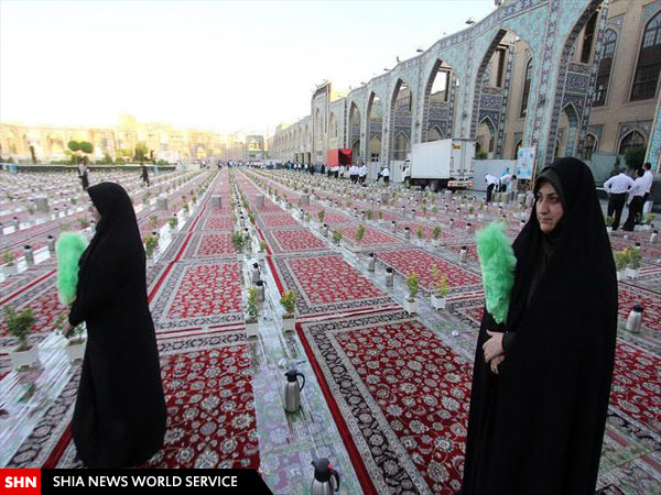 تصاویر بزرگترین سفره افطاری جهان اسلام در حرم رضوی تصاویر بزرگترین سفره افطاری جهان اسلام در حرم رضوی