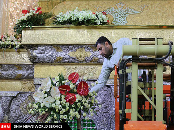 گل‌آرایی ضریح حرم مطهر امام حسین(ع) + تصاویر