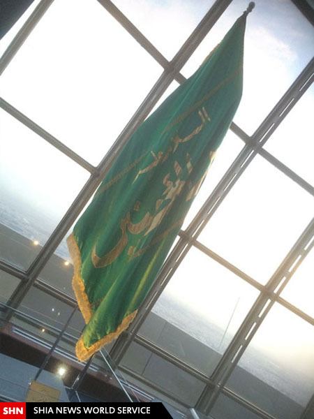 تصویر پرچم حرم امام علی(ع) در بلندترین برج ایران