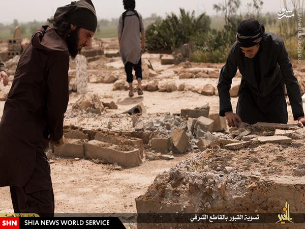نابود کردن قبور در دیرالزور توسط داعش+تصاویر