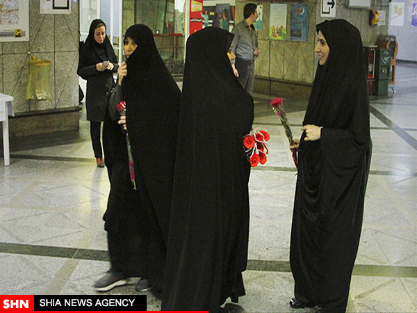 تصاویر اهدای گل به بانوان محجبه