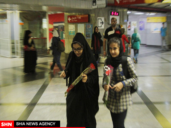 تصاویر اهدای گل به بانوان محجبه