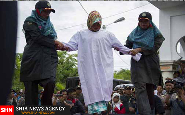 اجرای حکم شلاق 3 زن در ملاعام +تصاویر