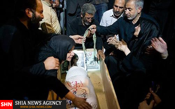 دیدار خانواده شهید کاظم فرجی نوازانی با پیکر فرزندشان دیدار خانواده شهید کاظم فرجی نوازانی با پیکر فرزندشان