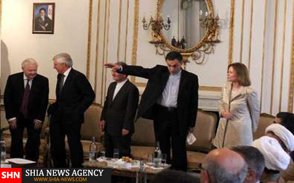تصاویر نقض قانون حجاب در سفارت ايران در لندن