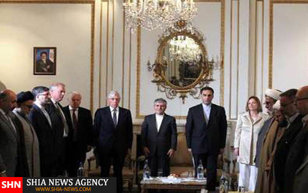 تصاویر نقض قانون حجاب در سفارت ايران در لندن