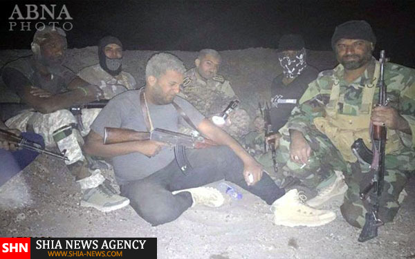 تصاویر استقامت رزمندگان حشد شعبی در طوفان شن تصاویر استقامت رزمندگان حشد شعبی در طوفان شن