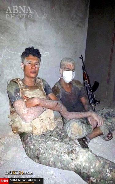 تصاویر استقامت رزمندگان حشد شعبی در طوفان شن تصاویر استقامت رزمندگان حشد شعبی در طوفان شن