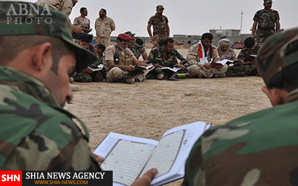 تصاویر محفل قرآنی رزمندگان حشد شعبی در میدان نبرد تصاویر محفل قرآنی رزمندگان حشد شعبی در میدان نبرد