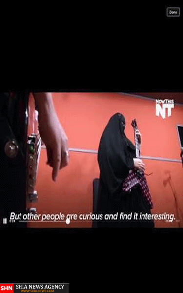 زن داعشی در حال گیتار زدن + تصویر