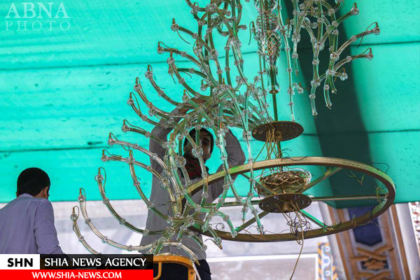 تصاویر نصب لوسترهای جدید در حرم حضرت عباس(ع)