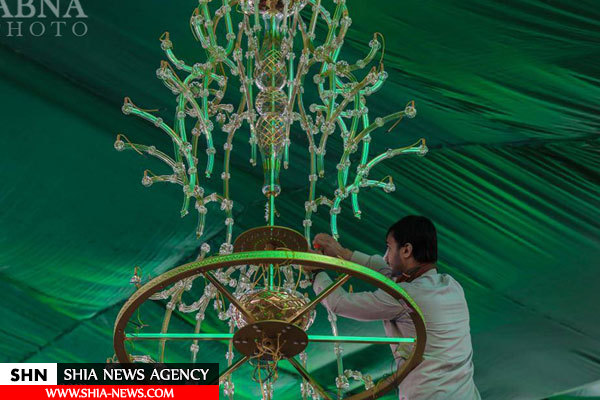 تصاویر نصب لوسترهای جدید در حرم حضرت عباس(ع)