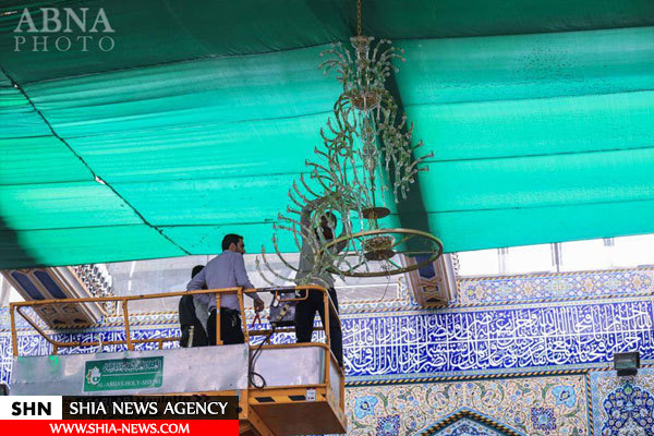 تصاویر نصب لوسترهای جدید در حرم حضرت عباس(ع)