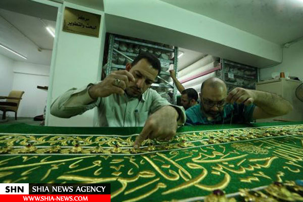 تصاویر مراحل بهره برداری از روپوش جدید ضریح امام حسین(ع)
