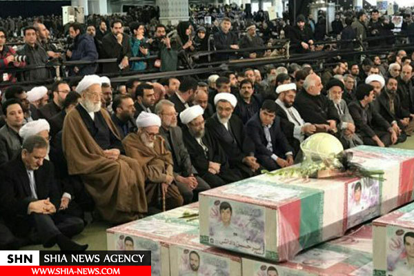 تشییع شهدای آتش‌نشان پلاسکو به‌روی دستان مردم