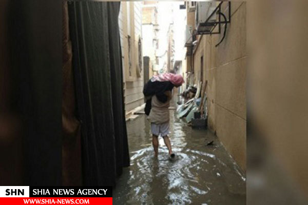 جوان عربستانی پدر پیر خود را به دوش گرفت+ تصویر