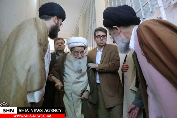 تصاویر عمامه گذاری طلاب در روز ولادت حضرت زهرا (س) توسط آیت الله العظمی صافی گلپایگانی