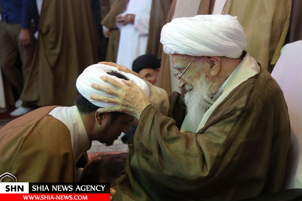 تصاویر عمامه گذاری طلاب در روز ولادت حضرت زهرا (س) توسط آیت الله العظمی صافی گلپایگانی