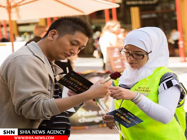 تصاویر هدیه شاخه گل شیعیان به غیرمسلمانان استرالیایی