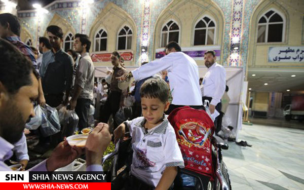 تصاویر افطاری 12 هزار نفری حرم امام رضا (ع)