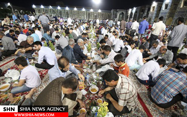 تصاویر افطاری 12 هزار نفری حرم امام رضا (ع)