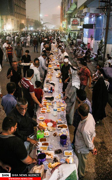 سفره افطار ۵۰۰ متری کربلا برای گرامیداشت شهدای ارتش و حشد شعبی عراق سفره افطار ۵۰۰ متری کربلا برای گرامیداشت شهدای ارتش و حشد شعبی عراق