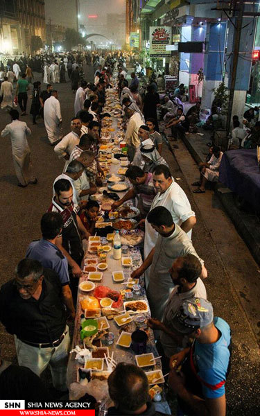 سفره افطار ۵۰۰ متری کربلا برای گرامیداشت شهدای ارتش و حشد شعبی عراق سفره افطار ۵۰۰ متری کربلا برای گرامیداشت شهدای ارتش و حشد شعبی عراق