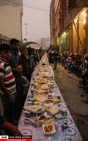 سفره افطار ۵۰۰ متری کربلا برای گرامیداشت شهدای ارتش و حشد شعبی عراق سفره افطار ۵۰۰ متری کربلا برای گرامیداشت شهدای ارتش و حشد شعبی عراق