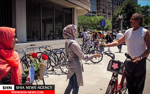 اهدای شاخه گل رز و پیام صلح و دوستی اسلام در قلب آمریکا