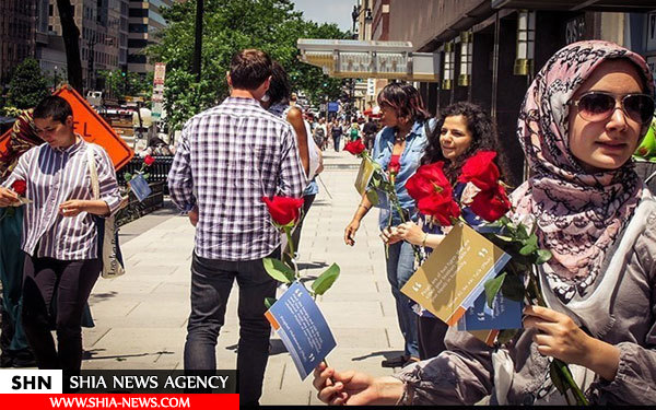 اهدای شاخه گل رز و پیام صلح و دوستی اسلام در قلب آمریکا