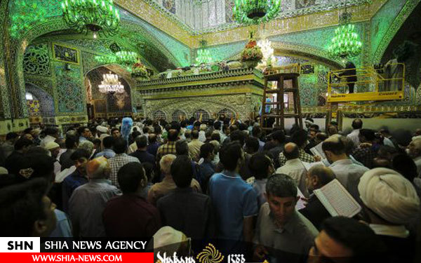 تعویض گل های ضریح منور حرم علی بن موسی الرضا(ع)