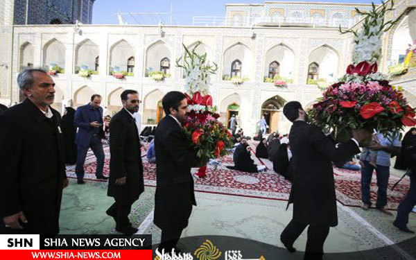 تعویض گل های ضریح منور حرم علی بن موسی الرضا(ع)