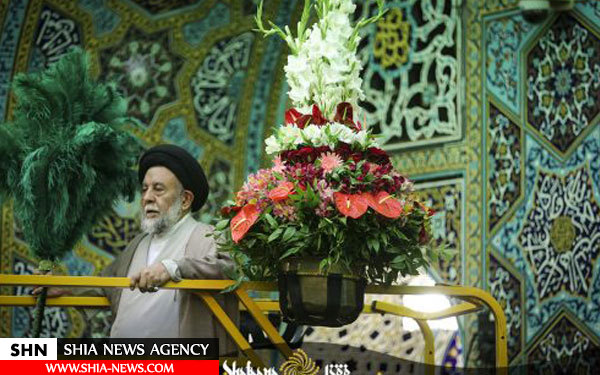 تعویض گل های ضریح منور حرم علی بن موسی الرضا(ع)