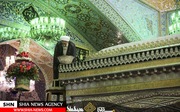 تعویض گل های ضریح منور حرم علی بن موسی الرضا(ع)