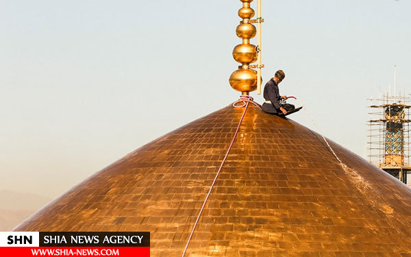 شستشوی گنبد منور رضوی در آستانه میلاد امام رضا (ع) شستشوی گنبد منور رضوی در آستانه میلاد امام رضا (ع)
