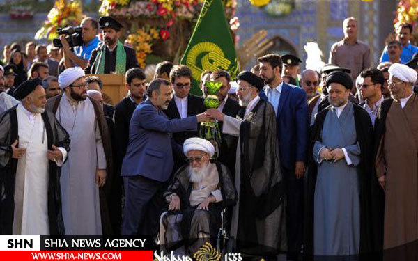 تعویض پرچم حرم امام رضا (ع) با حضور آیت الله العظمی صافی گلپایگانی