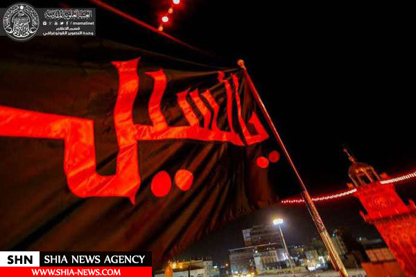 اهتزاز پرچم عزاداری امام حسین(ع) در حرم امیرالمومنین(ع) اهتزاز پرچم عزاداری امام حسین(ع) در حرم امیرالمومنین(ع)