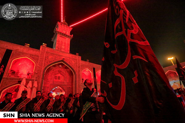 اهتزاز پرچم عزاداری امام حسین(ع) در حرم امیرالمومنین(ع) اهتزاز پرچم عزاداری امام حسین(ع) در حرم امیرالمومنین(ع)