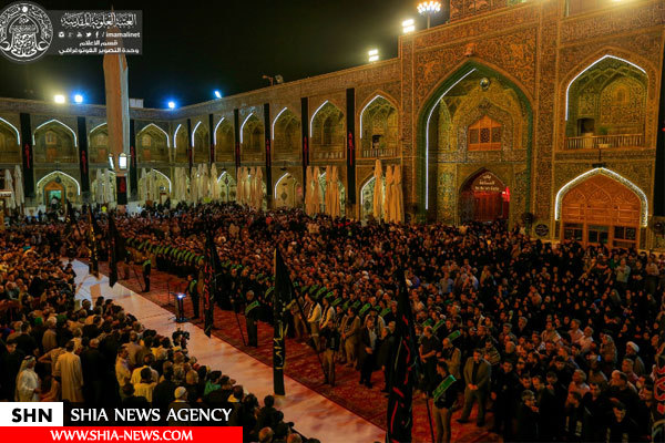 اهتزاز پرچم عزاداری امام حسین(ع) در حرم امیرالمومنین(ع) اهتزاز پرچم عزاداری امام حسین(ع) در حرم امیرالمومنین(ع)