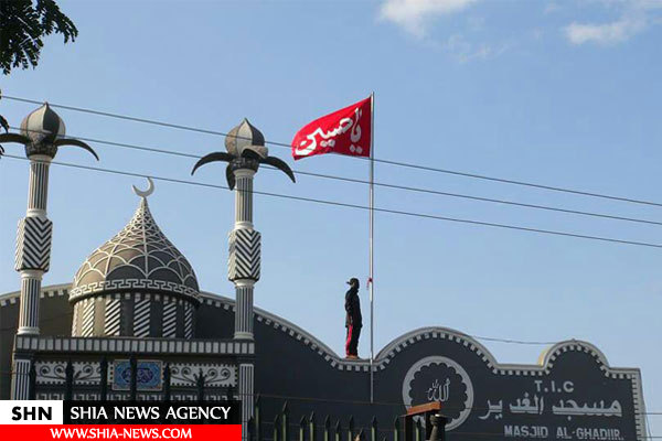 پرچم یا حسین بر فراز مسجد الغدیر تانزانیا+تصاویر